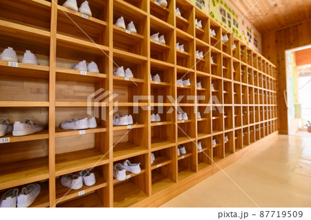 学校のイメージに使いやすい昇降口の靴箱 学校のイメージに使いやすい昇降口の靴箱 87719509