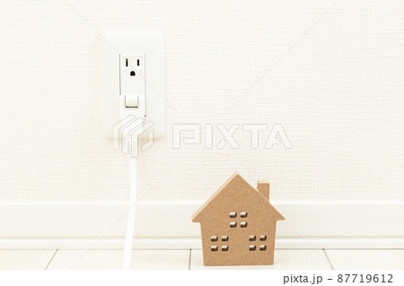 コンセントプラグと家模型 87719612