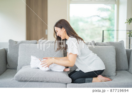 赤ちゃんをあやす女性 87719694