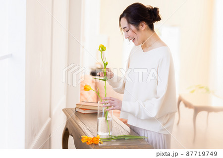 花を活ける女性 87719749