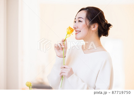 花を持つ女性 花を持つ女性 87719750