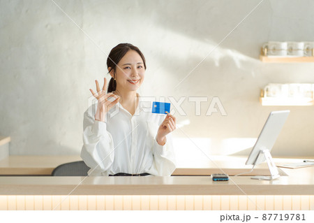 カードを持つ女性 受付 カードを持つ女性 受付 87719781