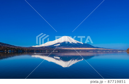 山中湖の水鏡富士　冬景 87719851