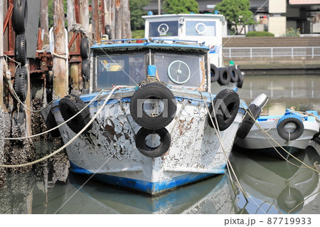 東京、品川区の勝島運河に浮かぶ白い船 東京、品川区の勝島運河に浮かぶ白い船 87719933