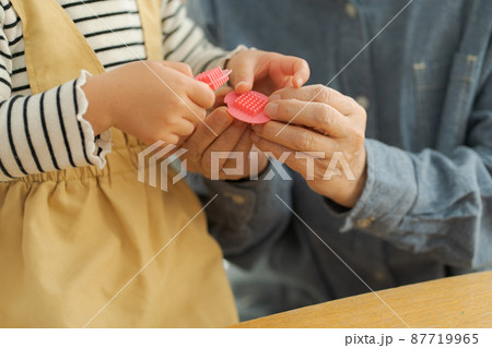 おばあちゃんと孫　手元 87719965