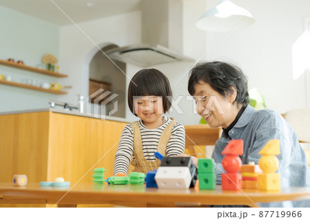 室内で遊ぶおばあちゃんと孫　 87719966