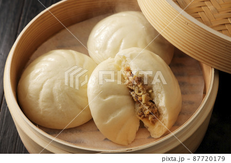 せいろで蒸したての熱々の肉まん 87720179
