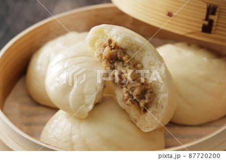 せいろで蒸したての熱々の肉まん 87720200