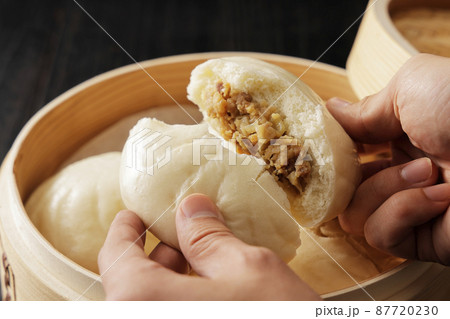 手で割って断面が見える熱々の肉まん 87720230