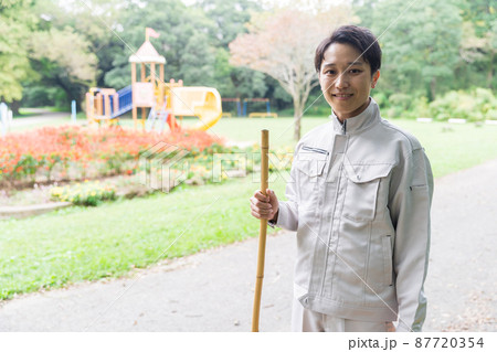 公園を清掃する職員 87720354