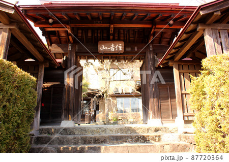 青梅駅近くにある延命寺の山門 87720364