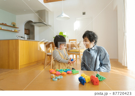 おばあちゃんと孫　木造住宅 87720423