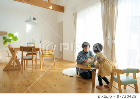 おばあちゃんと孫 木造住宅 おばあちゃんと孫 木造住宅 87720428