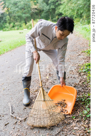 公園を清掃する職員 公園を清掃する職員 87720436