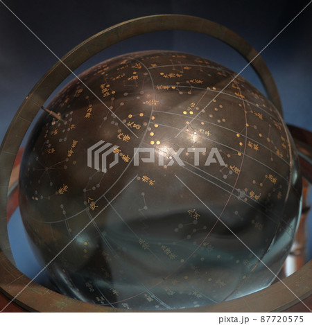 江戸時代に製作された漆塗りの天球儀と星座 87720575