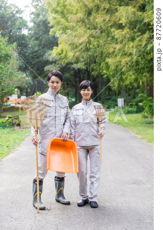 公園を清掃する職員 公園を清掃する職員 87720609