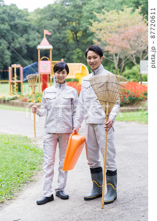 公園を清掃する職員 公園を清掃する職員 87720611