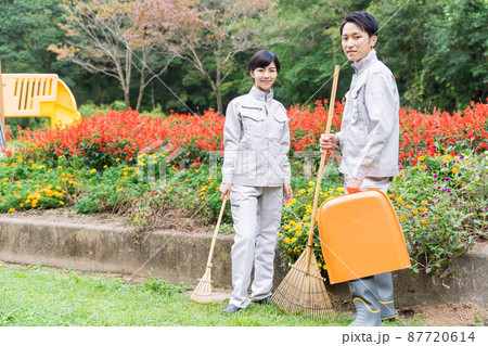 公園を清掃する職員 87720614