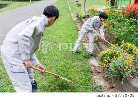 公園を清掃する職員 公園を清掃する職員 87720709