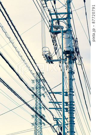 街中の電柱と高圧線の鉄塔と入り組む様々な電線 b-3 暖色寒色強調 街中の電柱と高圧線の鉄塔と入り組む様々な電線 b-3 暖色寒色強調 87720791