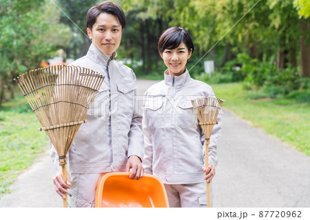 公園を清掃する職員 87720962