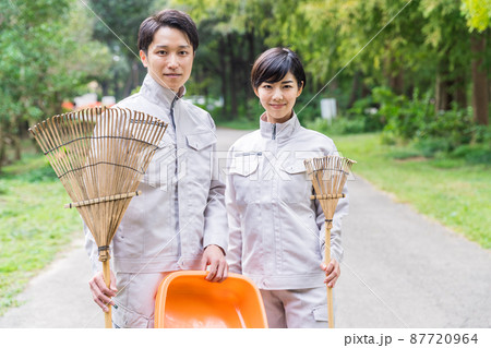 公園を清掃する職員 87720964