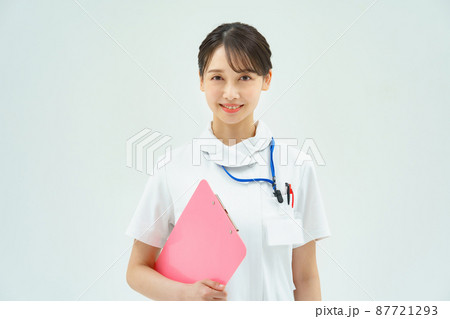 白衣の女性 87721293