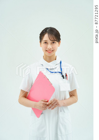 白衣の女性 87721295