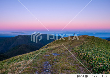 信州ビーナスライン・三峰山の夜明け 87722105