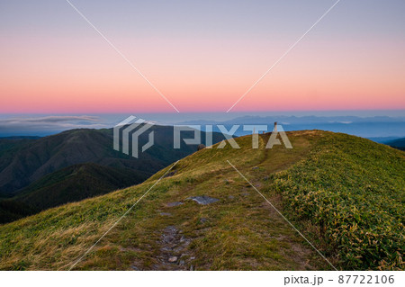 信州ビーナスライン・三峰山の夜明け 信州ビーナスライン・三峰山の夜明け 87722106