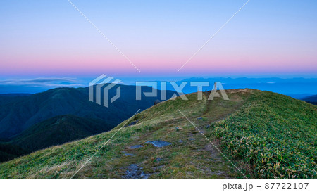 信州ビーナスライン・三峰山の夜明け 信州ビーナスライン・三峰山の夜明け 87722107