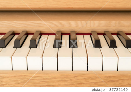 木製ピアノの鍵盤のクローズアップ 87722149