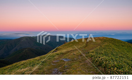 信州ビーナスライン・三峰山の夜明け 信州ビーナスライン・三峰山の夜明け 87722151