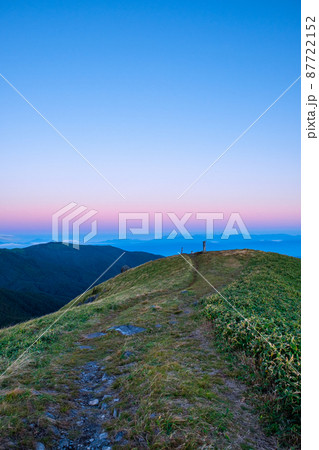 信州ビーナスライン・三峰山の夜明け 信州ビーナスライン・三峰山の夜明け 87722152