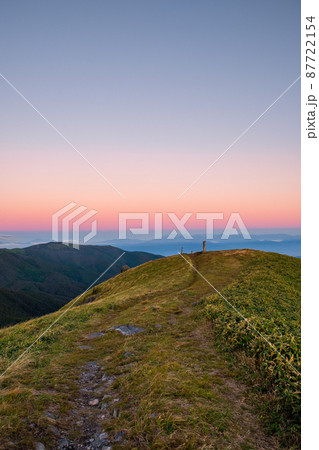 信州ビーナスライン・三峰山の夜明け 信州ビーナスライン・三峰山の夜明け 87722154