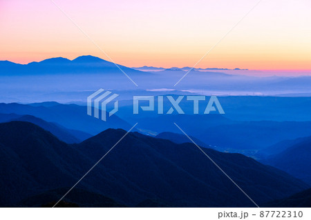 信州ビーナスライン・三峰山の夜明け 87722310