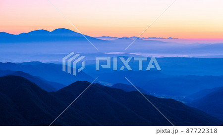 信州ビーナスライン・三峰山の夜明け 信州ビーナスライン・三峰山の夜明け 87722318