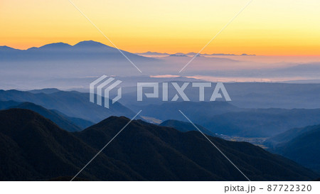 信州ビーナスライン・三峰山の夜明け 87722320