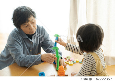 ブロックで遊ぶ子供 ブロックで遊ぶ子供 87722357