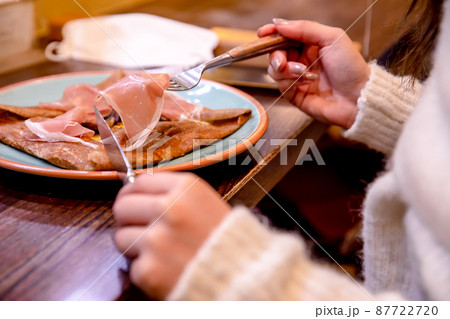 ガレットを食べる女性の手元　Galette 87722720