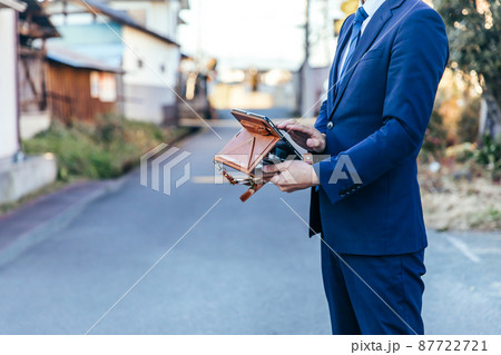 タブレットを操作する男性 Tablet タブレットを操作する男性 Tablet 87722721
