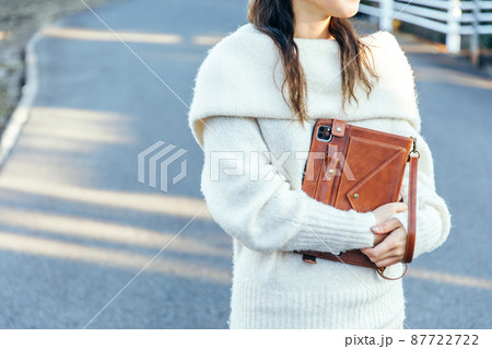 タブレットを持つニットを着た女性 Tablet タブレットを持つニットを着た女性 Tablet 87722722