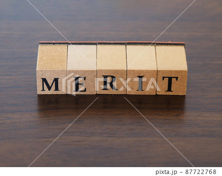 メリット(merit)と書かれた木のブロック メリット(merit)と書かれた木のブロック 87722768