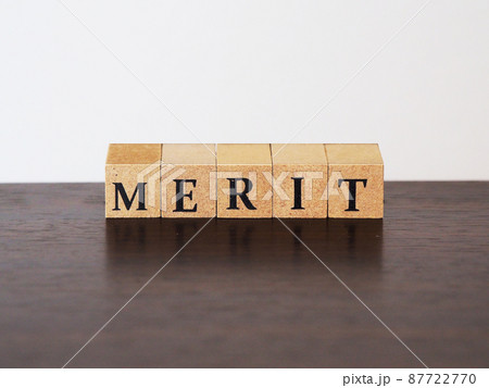 メリット(merit)と書かれた木のブロック 87722770