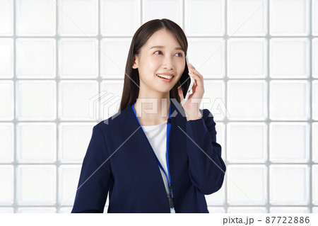 スマートフォンで通話するスーツ姿の女性 87722886