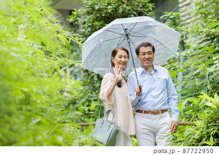 シニア夫婦 屋外 デート 雨 梅雨 シニア夫婦 屋外 デート 雨 梅雨 87722950