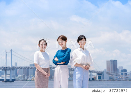 ビジネスイメージ　女性　青空　都会 87722975