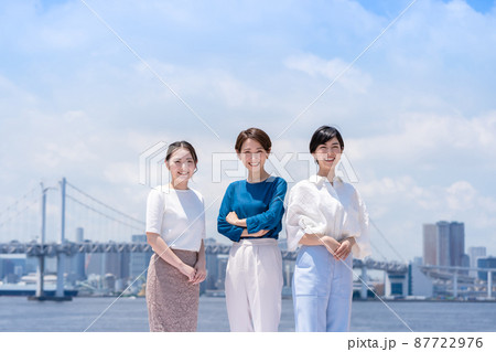 ビジネスイメージ 女性 青空 都会 ビジネスイメージ 女性 青空 都会 87722976