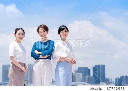 ビジネスイメージ　女性　青空　都会 87722978