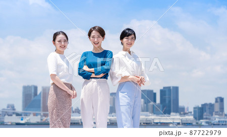 ビジネスイメージ　女性　青空　都会 87722979